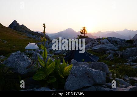 La chaîne des Aravis vue du camping sauvage à la pointe de la Québlette au lever du soleil, lors d'un vol volbiv dans les Alpes françaises. Banque D'Images