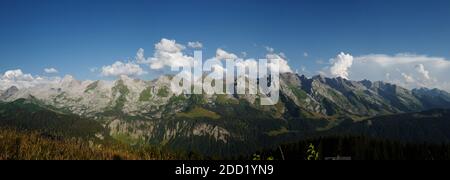 Vue panoramique de la chaîne des Aravis, Alpes françaises, France, vue depuis le Grand Bornand. Banque D'Images