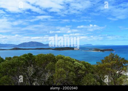 Vue sur la baie de St Mary depuis la colline d'Ouen Toro, la colline du Sud à Nouméa, Nouvelle-Calédonie. De petites îles se trouvent au milieu de l'eau bleue. Banque D'Images