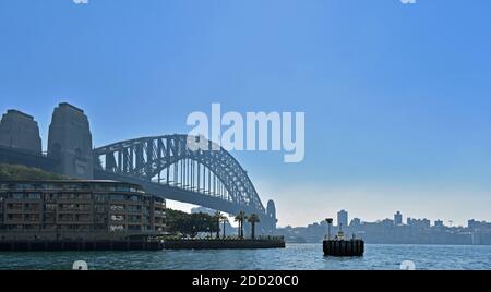 Le pont du port de Sydney et le côté nord du port vu de l'eau de Circular Quay par une journée brumeuse. Sydney, Nouvelle-Galles du Sud, Australie. Banque D'Images