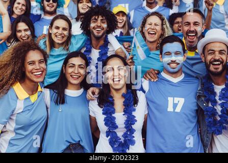 Groupe de spectateurs au stade qui applaudissent leur équipe de football Argentine. Des gens de l'Argentine en zone de fans soutenant leur équipe de football. Banque D'Images