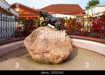 YAROSLAVL, RUSSIE - 05 AOÛT 2020 : monument à l'ours dans le centre de la ville de Yaroslavl, anneau d'or de Russie. L'ours est un symbole de Yaroslavl. Banque D'Images