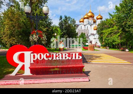 YAROSLAVL, RUSSIE - 05 AOÛT 2020 : Cathédrale de l'Assomption ou Uspensky Sobor dans la ville de Yaroslavl, anneau d'or de Russie Banque D'Images