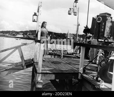 SHIRLEY JONES sur le terrain Candid dans le Maine en cours de tournage Par la nouvelle caméra CinemaScope 55 pendant la prise de vue du CARROUSEL 1956 réalisateur HENRY KING musique et paroles RICHARD RODGERS et OSCAR HAMMERSTEIN II le renard du XXe siècle Banque D'Images