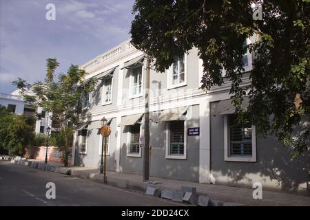 Pondichéry, Inde - 30 octobre 2018 : scène de rue du quartier français contre le ciel bleu Banque D'Images