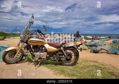 Pondichéry, Inde - 30 octobre 2018 : un vélo de croisière venger garé près de la plage contre des nuages spectaculaires à Chennai Tamil Nadu Banque D'Images