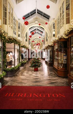 Londres, Royaume-Uni. 22 novembre 2020. Burlington Arcade boutiques dans la décoration de Noël à Piccadilly. Crédit: Waldemar Sikora Banque D'Images