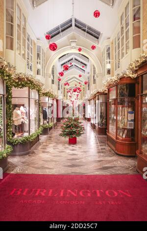 Londres, Royaume-Uni. 22 novembre 2020. Burlington Arcade boutiques dans la décoration de Noël à Piccadilly. Crédit: Waldemar Sikora Banque D'Images