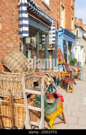 Magasin d'antiquités « a Touch of Dust », Sheep Street, Shipston-on-Stour, Warwickshire, Angleterre, Royaume-Uni Banque D'Images