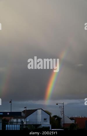 Arc-en-ciel sur la ville près de Paris Banque D'Images