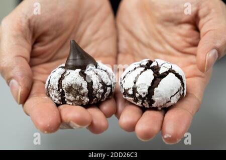 Biscuits à la crinkle au chocolat en poudre de sucre Banque D'Images