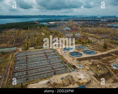 Station de traitement des eaux usées, vue aérienne depuis le drone. Banque D'Images