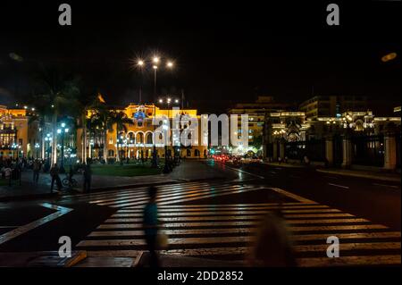 La Basilique Cathédrale de Lima sur la Plaza de Armas (Plaza Mayor) place principale de la ville de Lima la nuit, Pérou Banque D'Images