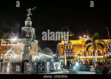 La cathédrale de la basilique et la fontaine en bronze avec la statue de L'Ange de la renommée à Lima sur la Plaza de Armas (Plaza Mayor) place principale de la ville de Lima au th Banque D'Images