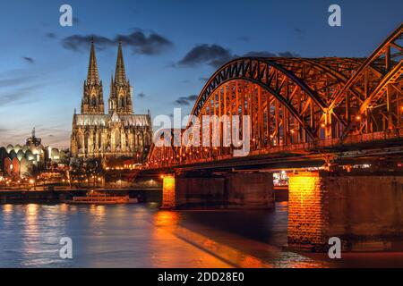 Coucher de soleil à Cologne (Koln) dans la région de Rhénanie-du-Nord-Westphalie en Allemagne, surprenant la cathédrale de Cologne (Kolner Dom) et le pont Hohenzaller o Banque D'Images