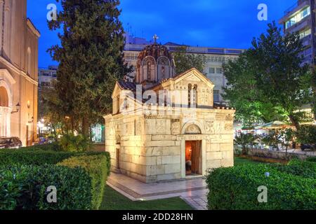 Scène nocturne de l'ancienne église de Saint-Eleutherios (communément connue sous le nom de petite Metropolis ou Panagia Gorgoepikoos) à Athènes, Grèce. Banque D'Images