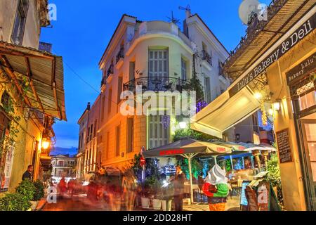 Scène nocturne de rue dans le quartier de Plaka au pied de l'Acropole en Grèce avec des établissements de restauration. Banque D'Images