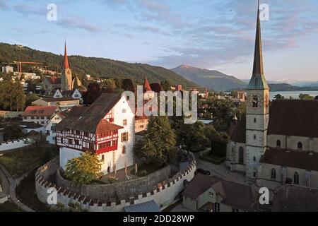 Image d'un drone aérien de Zug, en Suisse, avec un accent sur le château de Zug, l'église catholique St Oswald et St Michel plus loin en arrière-plan. Banque D'Images