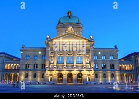Image nocturne du Palais fédéral (siège de l'Assemblée fédérale suisse et du Conseil fédéral) à Berne, Suisse Banque D'Images