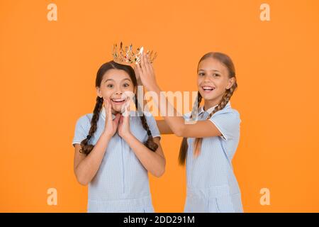 La motivation d'être le meilleur. les petites filles d'imaginer qu'ils sont égoïste princesse. succès récompense. Enfance heureuse amitié. look rétro d'enfants égoïstes. vintage in gold crown. La beauté n'est pas suffisant. Banque D'Images