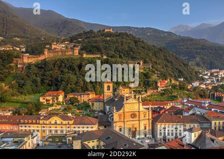 Vue aérienne pendant l'heure du golder de la capitale du Tessin Canton de Suisse - Bellinzona, avec deux des châteaux de la ville: Montebello et Sass Banque D'Images