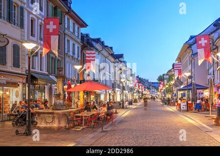 Scène nocturne le long de la pittoresque Grand rue de Morges, en Suisse, avec quelques-uns des meilleurs restaurants et cafés de la ville. Banque D'Images