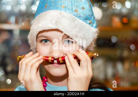 Portrait d'une petite fille avec des décorations de Noël et un Chapeau de jeune fille à neige Banque D'Images