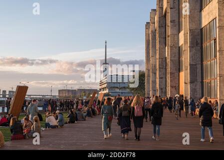 Saint-Pétersbourg, Russie - 10 octobre 2020 : le front de mer bondé du port et de la gare maritime de Sevkabel (Morskoy Vokzal). Banque D'Images