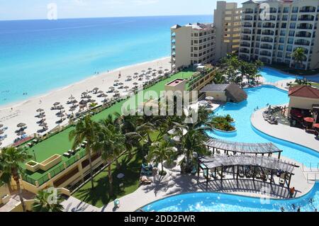 Cancun/ Quintana Roo/Mexico - 20 janvier 2020 : grand complexe antillais tout compris avec grandes piscines situé à Cancun la destination principale pour le printemps Banque D'Images