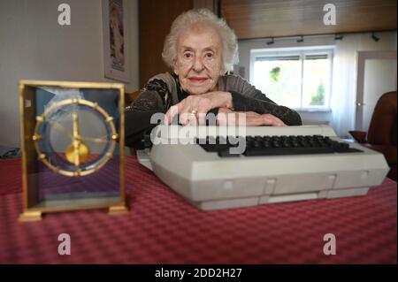 Stuttgart, Allemagne. 18 novembre 2020. Lore Alt, ancienne championne du monde en dactylographie rapide sur machine à écrire, est penchée dans son appartement sur une machine à écrire debout à côté d'un trophée que Alt a reçu de la Principauté de Monaco en 1955 pour avoir remporté un championnat du monde. (À dpa: 'Lore Alt gagne le titre du Championnat du monde sur machine à écrire pour l'Allemagne d'après-guerre') Credit: Marijan Murat/dpa/Alamy Live News Banque D'Images