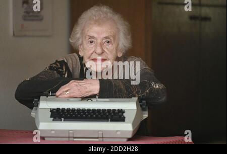 Stuttgart, Allemagne. 18 novembre 2020. Lore Alt, ancienne championne du monde en dactylographie rapide sur une machine à écrire, s'appuie sur une machine à écrire dans son appartement. (À dpa: 'Lore Alt gagne le titre de champion du monde à la machine à écrire pour l'Allemagne d'après-guerre') Credit: Marijan Murat/dpa/Alamy Live News Banque D'Images