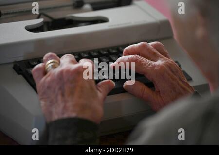 Stuttgart, Allemagne. 18 novembre 2020. Lore Alt, ancienne championne du monde en dactylographie rapide, est assise à une machine à écrire dans son appartement. (À dpa: 'Lore Alt gagne le titre de champion du monde à la machine à écrire pour l'Allemagne d'après-guerre') Credit: Marijan Murat/dpa/Alamy Live News Banque D'Images