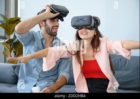 Les amoureux de couple aiment jouer au VR jeu ensemble à la maison. Concept de relation familiale. Banque D'Images