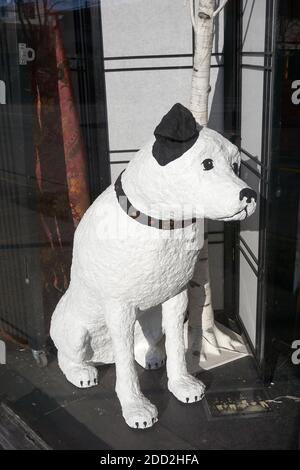 Sculpture en plâtre de RCA Victor son maître voix chien Nipper dans une fenêtre de magasin d'antiquités Banque D'Images