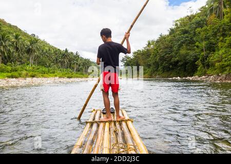 Rafting de bambou sur la rivière Madalag à Aklan, Philippines Banque D'Images