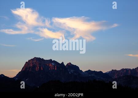 WA18449-00...WASHINGTON - pic de Chikamin au coucher du soleil depuis spectacle Ridge dans la région sauvage des lacs alpins de la forêt nationale de Wenatchee. Banque D'Images