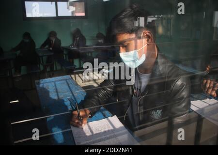 Katmandou, ne, Népal. 24 novembre 2020. Les élèves du Népal, masqués, passent leurs examens finaux de 12 e année au milieu de la pandémie de Covid-19 après un report de huit mois, à Katmandou, Népal, le 24 novembre 2020. Crédit: Aryan Dhimal/ZUMA Wire/Alay Live News Banque D'Images