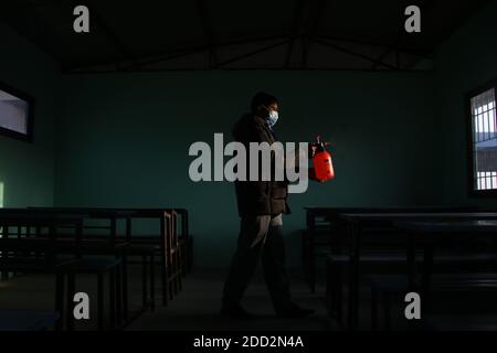 Katmandou, ne, Népal. 24 novembre 2020. Une personne désinfectant une salle d'examen comme les élèves de 12e année à travers le Népal siège pour les examens finaux dans le cadre de la pandémie Covid-19 après un report de huit mois, à Katmandou, Népal, le 24 novembre 2020. Crédit: Aryan Dhimal/ZUMA Wire/Alay Live News Banque D'Images