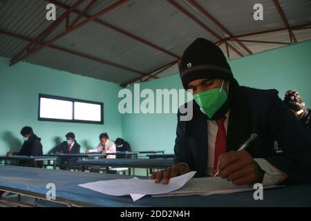 Katmandou, ne, Népal. 24 novembre 2020. Les élèves du Népal, masqués, passent leurs examens finaux de 12 e année au milieu de la pandémie de Covid-19 après un report de huit mois, à Katmandou, Népal, le 24 novembre 2020. Crédit: Aryan Dhimal/ZUMA Wire/Alay Live News Banque D'Images
