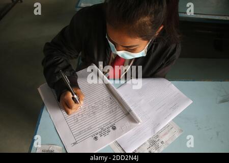 Katmandou, ne, Népal. 24 novembre 2020. Les élèves du Népal, masqués, passent leurs examens finaux de 12 e année au milieu de la pandémie de Covid-19 après un report de huit mois, à Katmandou, Népal, le 24 novembre 2020. Crédit: Aryan Dhimal/ZUMA Wire/Alay Live News Banque D'Images