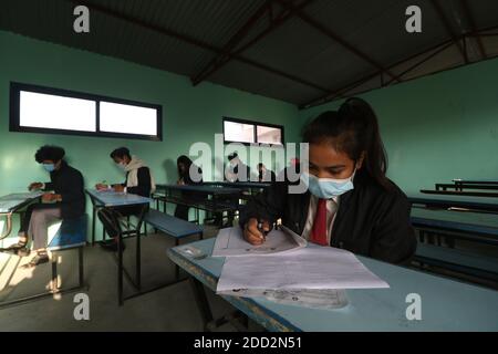 Katmandou, ne, Népal. 24 novembre 2020. Les élèves du Népal, masqués, passent leurs examens finaux de 12 e année au milieu de la pandémie de Covid-19 après un report de huit mois, à Katmandou, Népal, le 24 novembre 2020. Crédit: Aryan Dhimal/ZUMA Wire/Alay Live News Banque D'Images