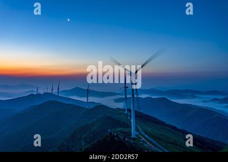 Henan montagne ouest parcs éoliens dans la matinée Banque D'Images