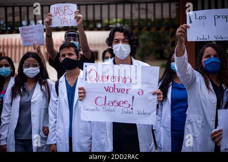 Valence, Carabobo, Venezuela. 23 novembre 2020. Les étudiants de la 3e, 4e et 5e année de médecine de l'hôpital central de Valence protestent à l'université de médecine pour le redémarrage des classes, pendant la réunion des professeurs, tout comme les 4 autres hôpitaux locaux de la faculté ont déjà fait. Credit: Elena Fernandez/ZUMA Wire/Alay Live News Banque D'Images