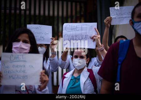 Valence, Carabobo, Venezuela. 23 novembre 2020. Les étudiants de la 3e, 4e et 5e année de médecine de l'hôpital central de Valence protestent à l'université de médecine pour le redémarrage des classes, pendant la réunion des professeurs, tout comme les 4 autres hôpitaux locaux de la faculté ont déjà fait. Credit: Elena Fernandez/ZUMA Wire/Alay Live News Banque D'Images