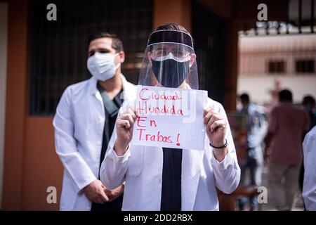 Valence, Carabobo, Venezuela. 23 novembre 2020. Les étudiants de la 3e, 4e et 5e année de médecine de l'hôpital central de Valence protestent à l'université de médecine pour le redémarrage des classes, pendant la réunion des professeurs, tout comme les 4 autres hôpitaux locaux de la faculté ont déjà fait. Credit: Elena Fernandez/ZUMA Wire/Alay Live News Banque D'Images