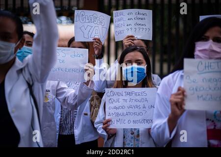 Valence, Carabobo, Venezuela. 23 novembre 2020. Les étudiants de la 3e, 4e et 5e année de médecine de l'hôpital central de Valence protestent à l'université de médecine pour le redémarrage des classes, pendant la réunion des professeurs, tout comme les 4 autres hôpitaux locaux de la faculté ont déjà fait. Credit: Elena Fernandez/ZUMA Wire/Alay Live News Banque D'Images