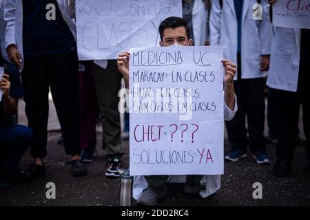 Valence, Carabobo, Venezuela. 23 novembre 2020. Les étudiants de la 3e, 4e et 5e année de médecine de l'hôpital central de Valence protestent à l'université de médecine pour le redémarrage des classes, pendant la réunion des professeurs, tout comme les 4 autres hôpitaux locaux de la faculté ont déjà fait. Credit: Elena Fernandez/ZUMA Wire/Alay Live News Banque D'Images