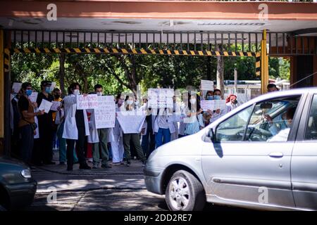 Valence, Carabobo, Venezuela. 23 novembre 2020. Les étudiants de la 3e, 4e et 5e année de médecine de l'hôpital central de Valence protestent à l'université de médecine pour le redémarrage des classes, pendant la réunion des professeurs, tout comme les 4 autres hôpitaux locaux de la faculté ont déjà fait. Credit: Elena Fernandez/ZUMA Wire/Alay Live News Banque D'Images