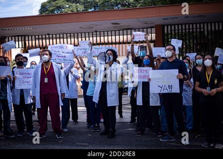 Valence, Carabobo, Venezuela. 23 novembre 2020. Les étudiants de la 3e, 4e et 5e année de médecine de l'hôpital central de Valence protestent à l'université de médecine pour le redémarrage des classes, pendant la réunion des professeurs, tout comme les 4 autres hôpitaux locaux de la faculté ont déjà fait. Credit: Elena Fernandez/ZUMA Wire/Alay Live News Banque D'Images