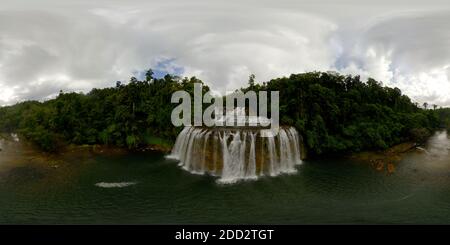Tinuy-an Falls chutes d'eau dans une gorge de montagne dans la jungle tropicale, Philippines, Mindanao. Réalité virtuelle 360. Cascade dans la forêt tropicale. Banque D'Images